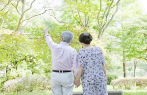 シニア夫婦の後姿
